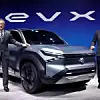 Die Chef-Strategen von Suzuki wollen künftig effizientere und außerdem auch elektrisch angetriebene Autos verkaufen. Mit dem eVX Concept haben die Japaner 2023 gezeigt, wohin die Reise bei der E-Mobilität geht