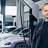 Oliver Blume neben elektrischen Porsche-Fahrzeugen