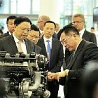 Schaeffler erweitert Produktionskapazitäten in Greater China Der CEO Schaeffler Greater China, Dr. Yilin Zhang (rechts), präsentiert Schaeffler-Produkte