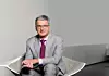 Rupert Stadler, CEO der Audi AG auf einem grauen Stuhl.