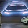 Toyota-Chef Koji Sato bei seiner Rede auf der Bühne der Japan Mobility Show 2023 in Tokyo.