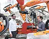 Zwei Experten vor einer Produktionsanlage bei Audi in Neckarsulm