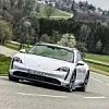 Der Porsche Taycan Cross Turismo steht der Limousine fahrdynamisch kaum nach