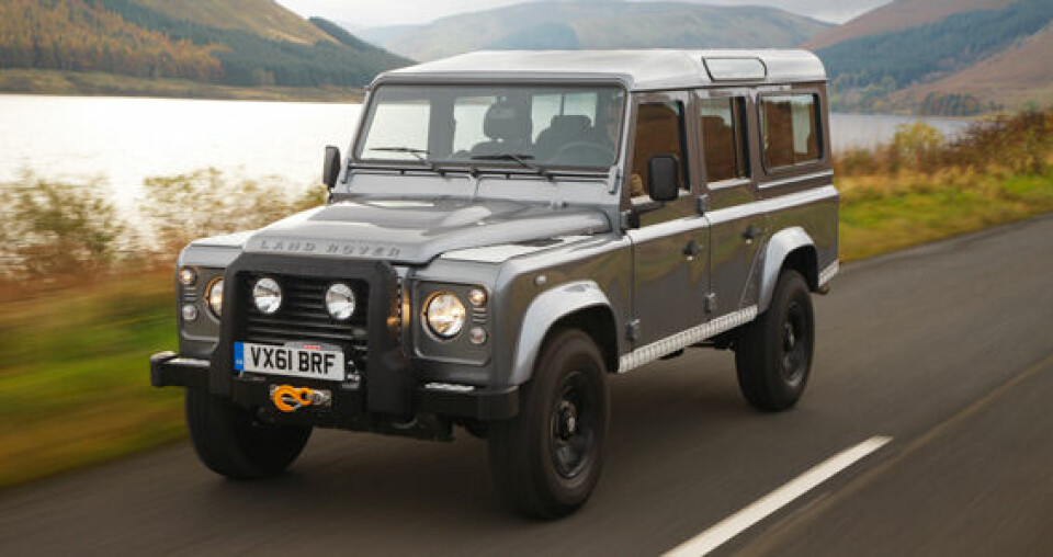 Seit seinem ersten Erscheinen auf dem Markt im Jahr 1948 hat sich die 4x4-Legende rund um den Globus einen unverwechselbaren Ruf erarbeitet – als überaus robuster und unglaublich vielseitiger Geländewagen, der vor keiner Aufgabe zurückschreckt. - alle Seit seinem ersten Erscheinen auf dem Markt im Jahr 1948 hat sich die 4x4-Legende rund um den Globus