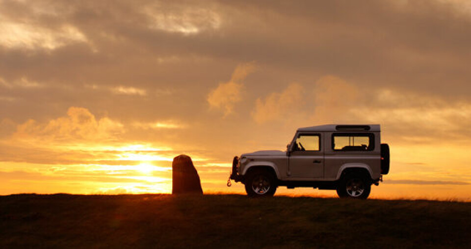 Im Gegensatz zu Technik und Innenraum wurden die Änderungen am charakteristischen Erscheinungsbild des Defender bei sämtlichen Modellüberarbeitungen auf ein Minimum beschränkt. Im Gegensatz zu Technik und Innenraum wurden die Änderungen am charakteristischen Erscheinungsbild