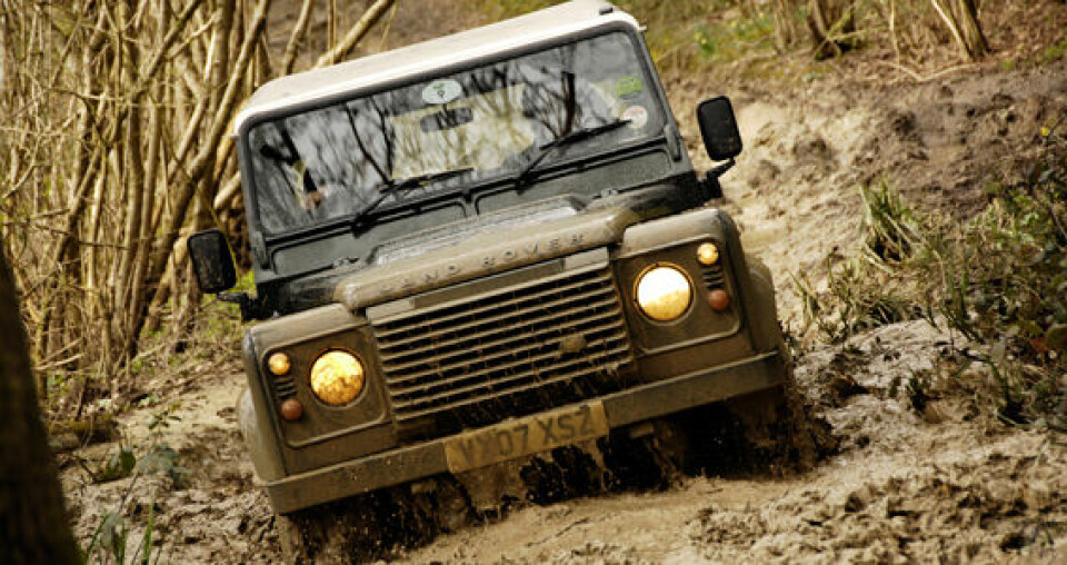 Zum Alleskönner qualifizieren das Modell seit Jahrzehnten seine Leistungsdaten: neben der herausragenden Steigfähigkeit von 45 Grad insbesondere die Böschungswinkel, die vorn 47 bzw. 49 Grad betragen und hinten zwischen 47 und 35 Grad variieren. Zum Alleskönner qualifizieren das Modell seit Jahrzehnten seine Leistungsdaten: neben der