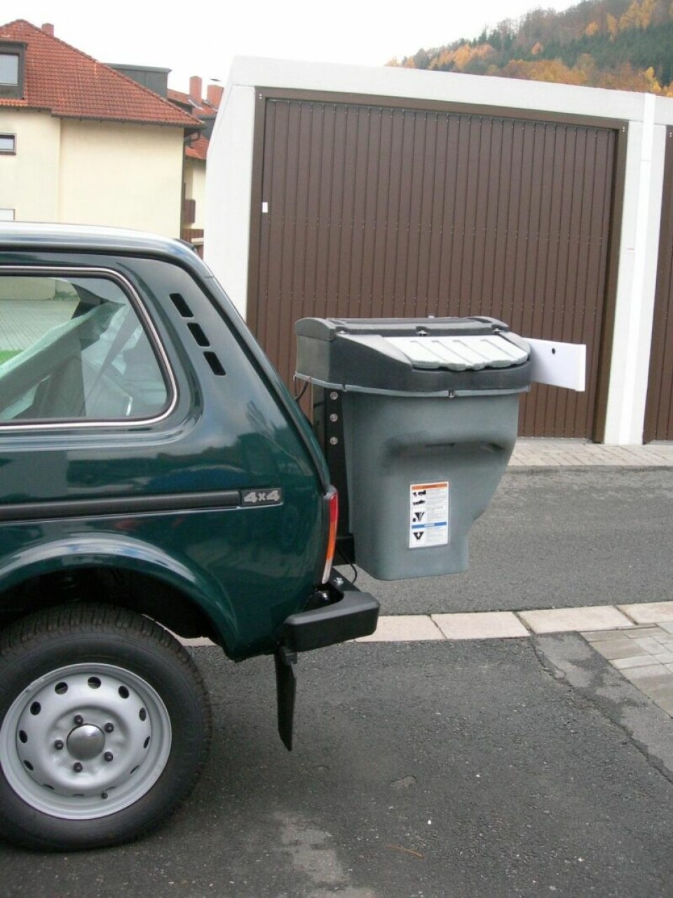 Lada Niva - als Räumfahrzeug unterwegs. Lada Niva - als Räumfahrzeug unterwegs.